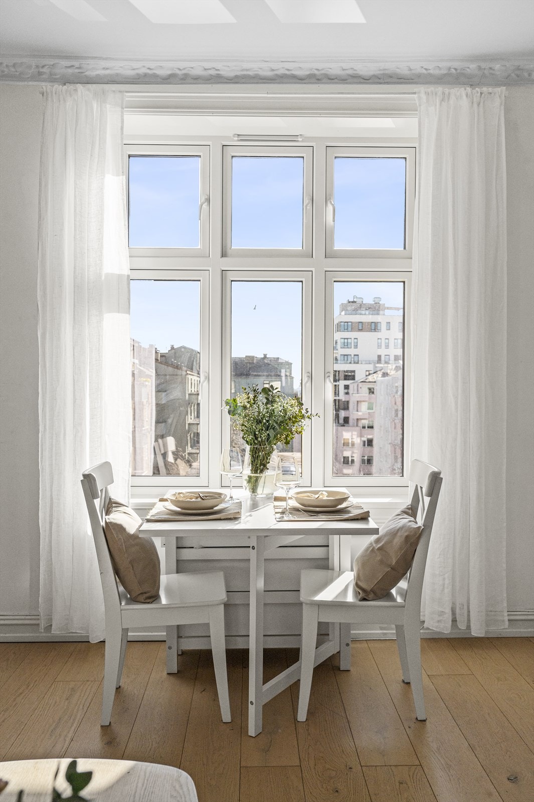 God plass til spisebord i fin tilknytning til både stue og kjøkken. Her kan man invitere gjester til å samles rundt et hyggelig middagsbord. Galleribilde