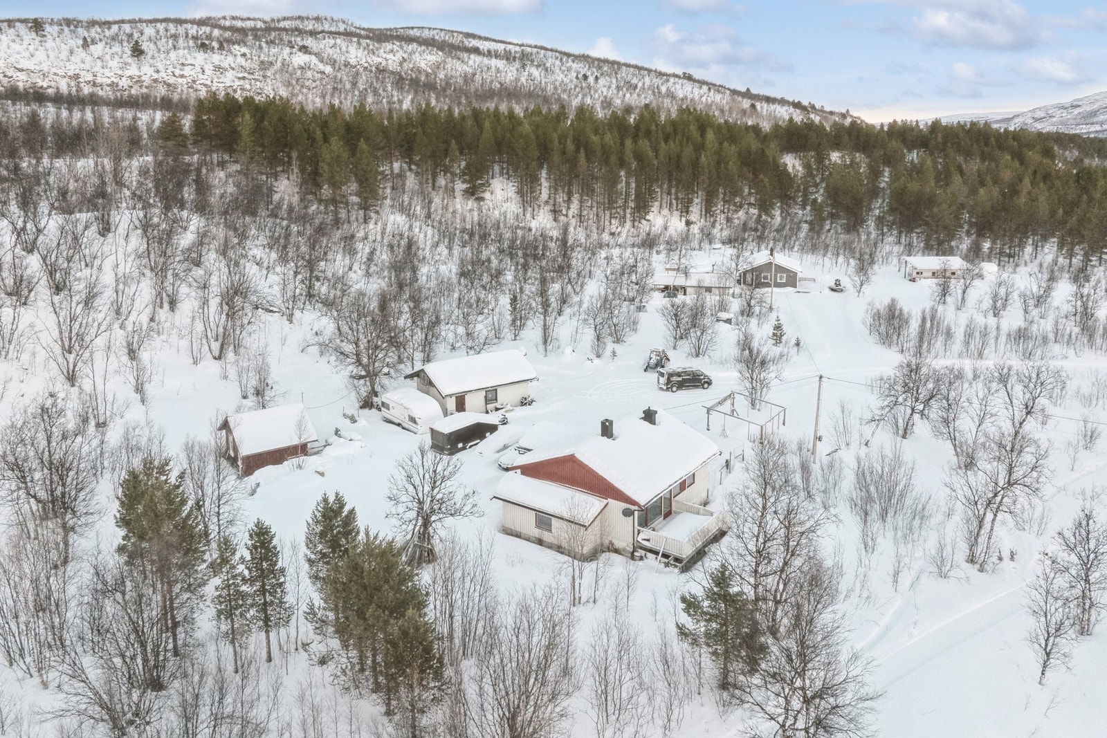 Eiendommen er fint beliggende i Øvre Børselv, ca. 2 km nord for Børselv bru Galleribilde