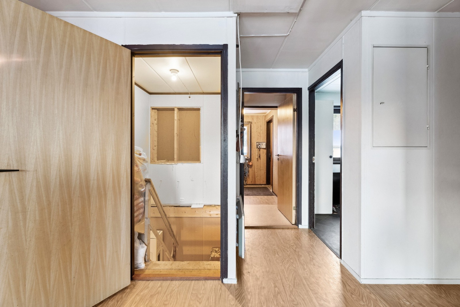 Fra gangen er det adkomst ned til kjeller Galleribilde