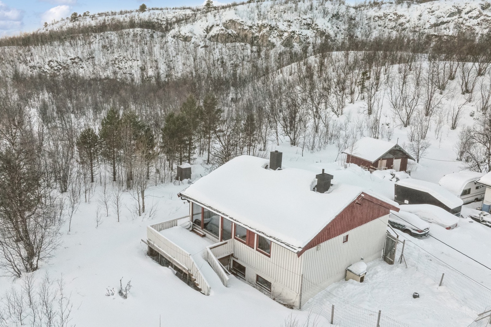 Boligen strekker seg over et plan med innredet kjeller Galleribilde