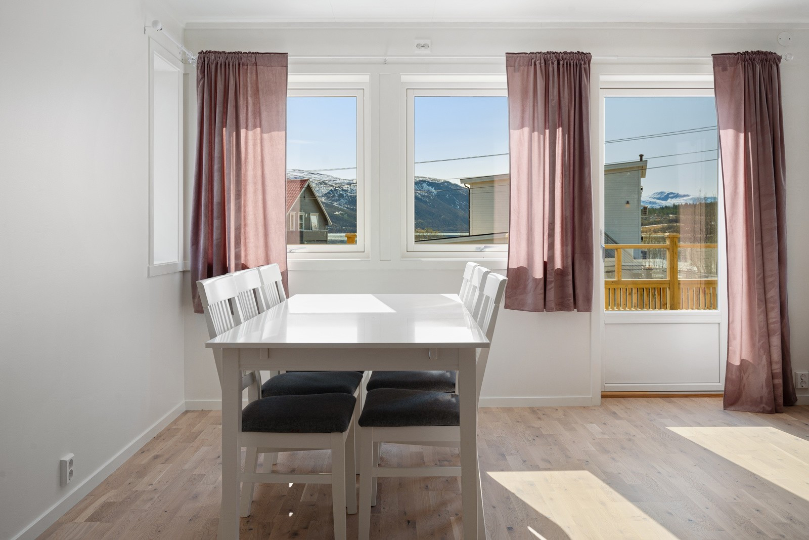 Store vindusflater sikrer rikelig med naturlig lys inn i boligen.