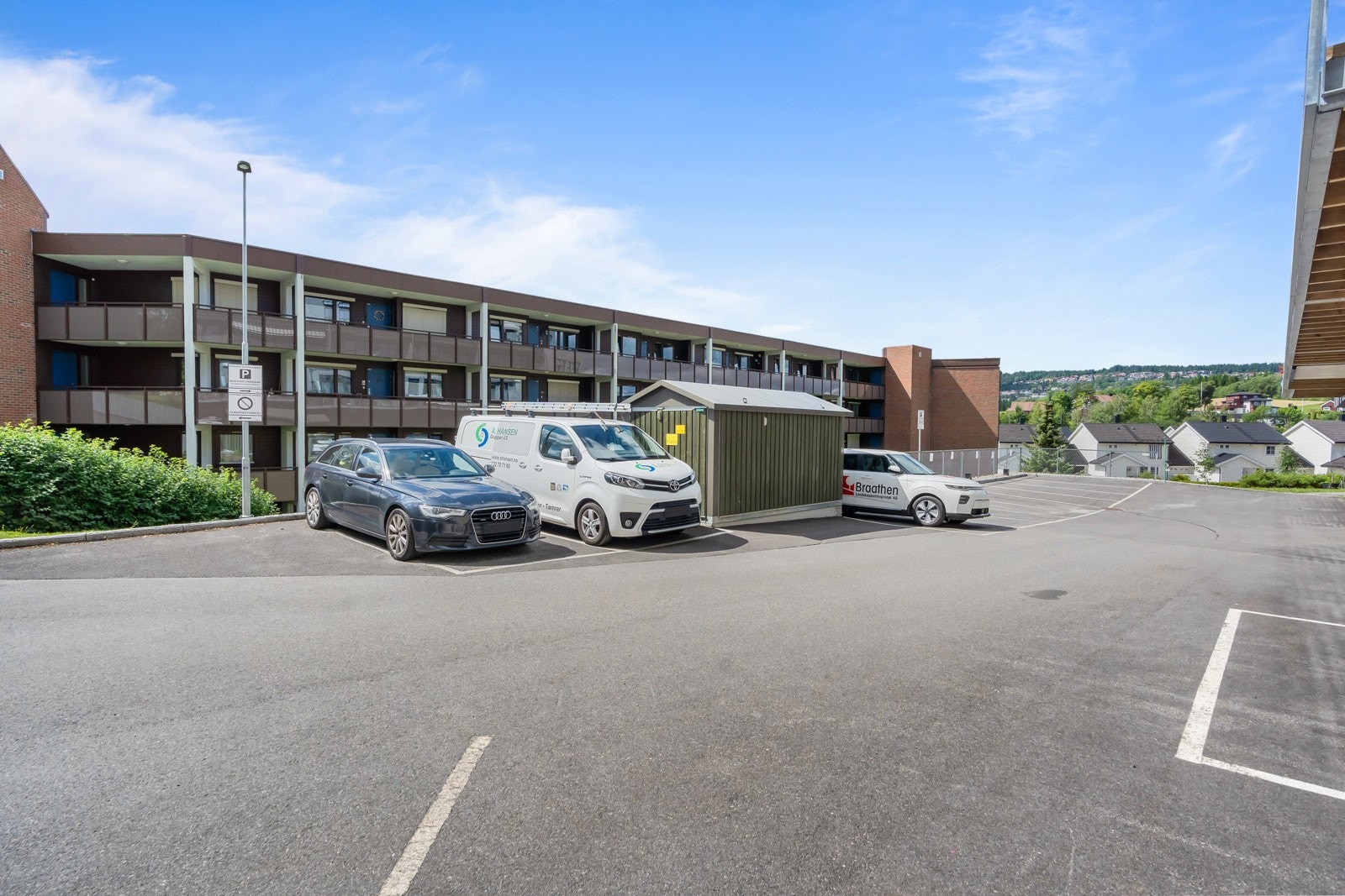 Det medfølger en utendørs parkeringsplass. Galleribilde