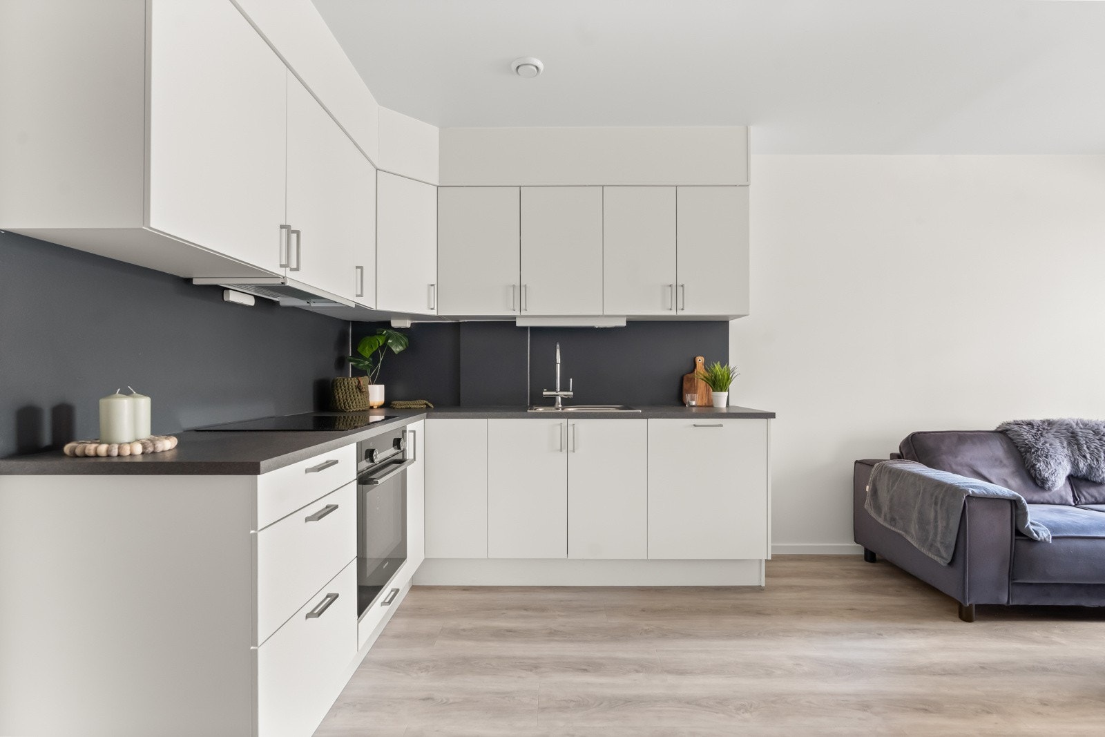 Kjøkkeninnredningen er fra kvalitetsprodusenten Sigdal og har slette fronter i hvit-utførelse samt benkeplate av laminat. Galleribilde