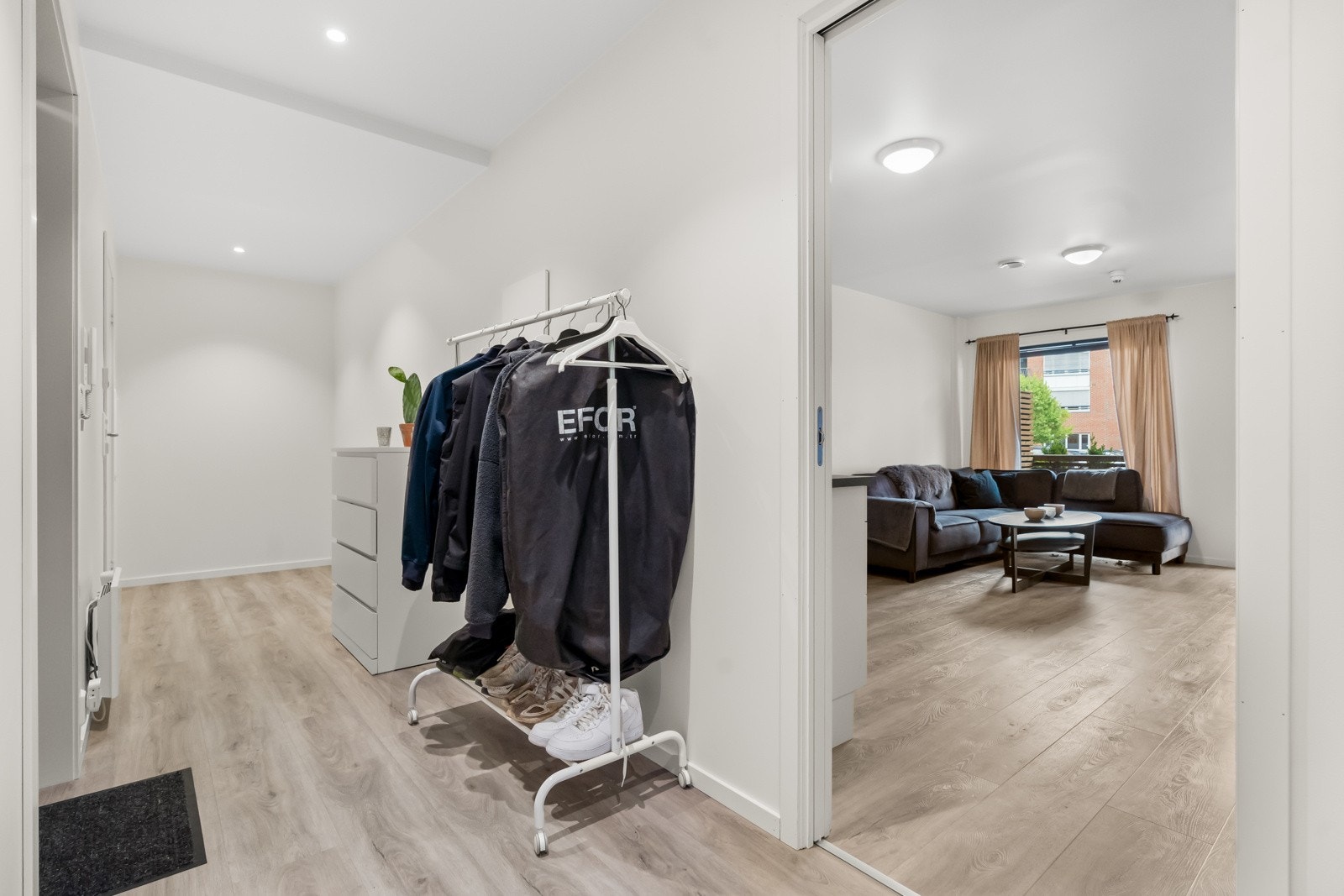 Lys entré med god plass til å sette fra seg sko og henge fra seg yttertøy. Galleribilde