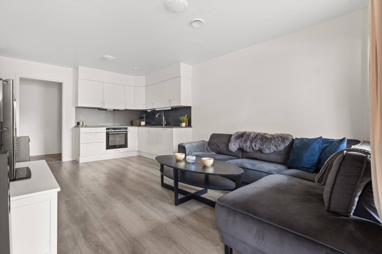 Overflatene er malt i et tidløst fargevalg og på gulv er det lagt en-stavs laminat. Galleribilde