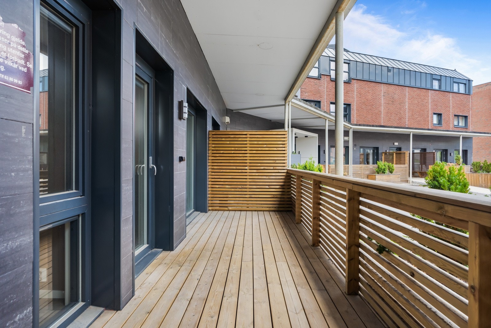 Stuen forlenges av en herlig markterrasse. Galleribilde