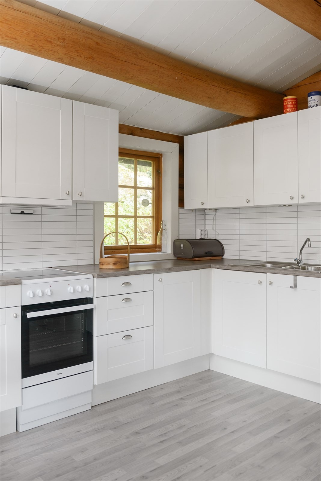 Det er montert kitchenboard over benk, for enkelt renhold Galleribilde