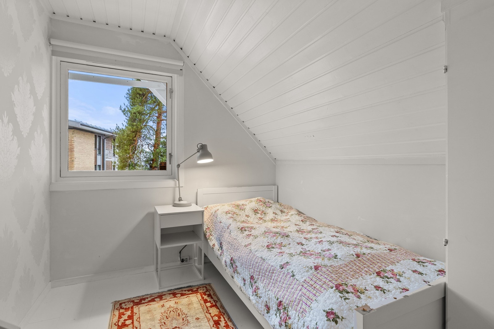 Soverom 2 av 3 med garderobeskap Galleribilde