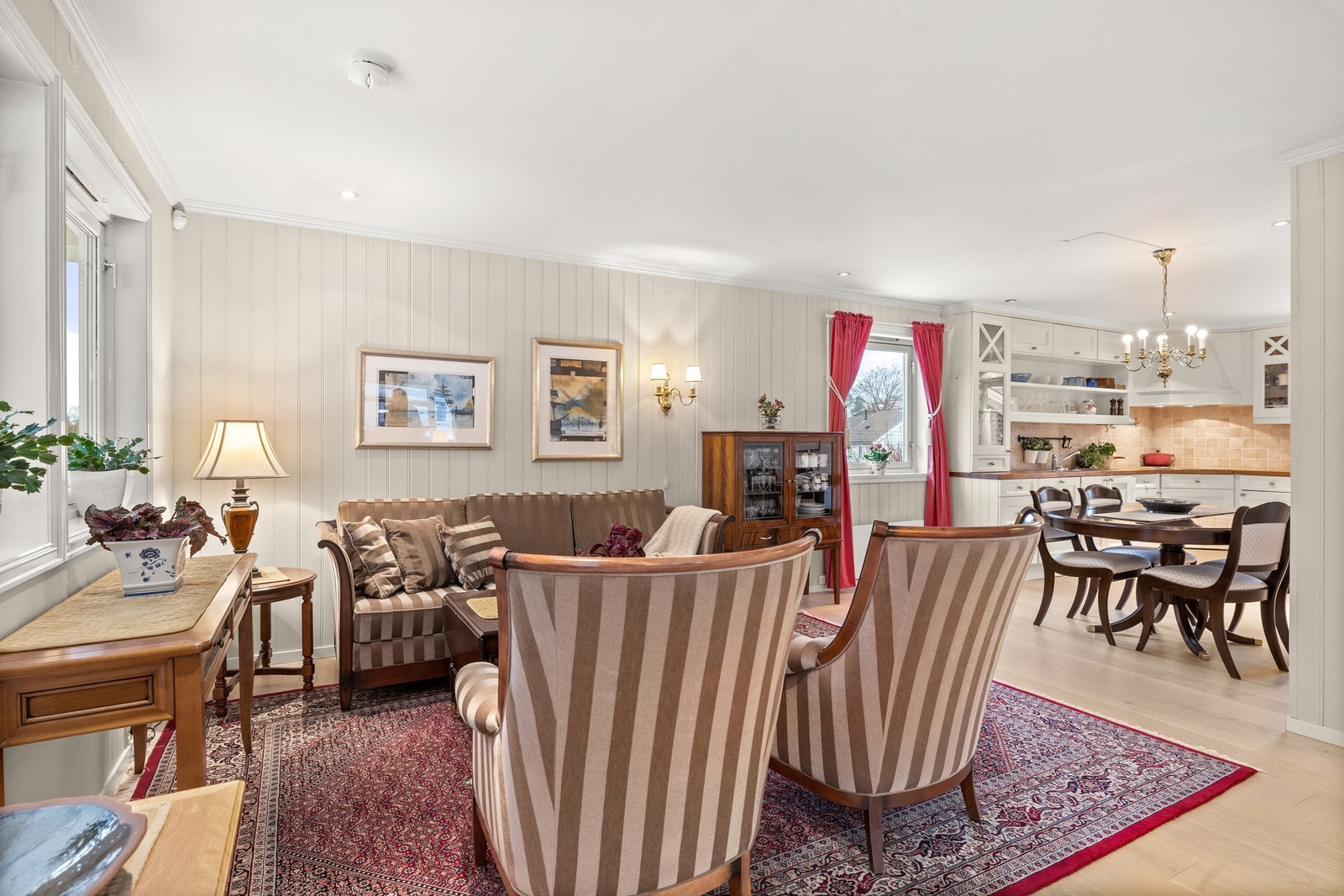 Stue/spisestue inn mot kjøkken Galleribilde