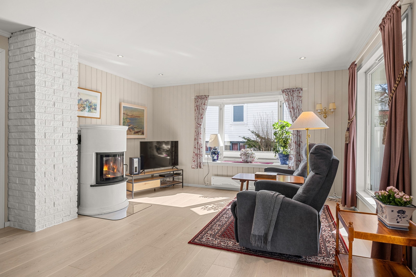 Nye en-stav parkett gulv fra 2023. Peisen bidrar til å gi ekstra hygge og varme spesielt på de kalde høst- og vinterdagene Galleribilde