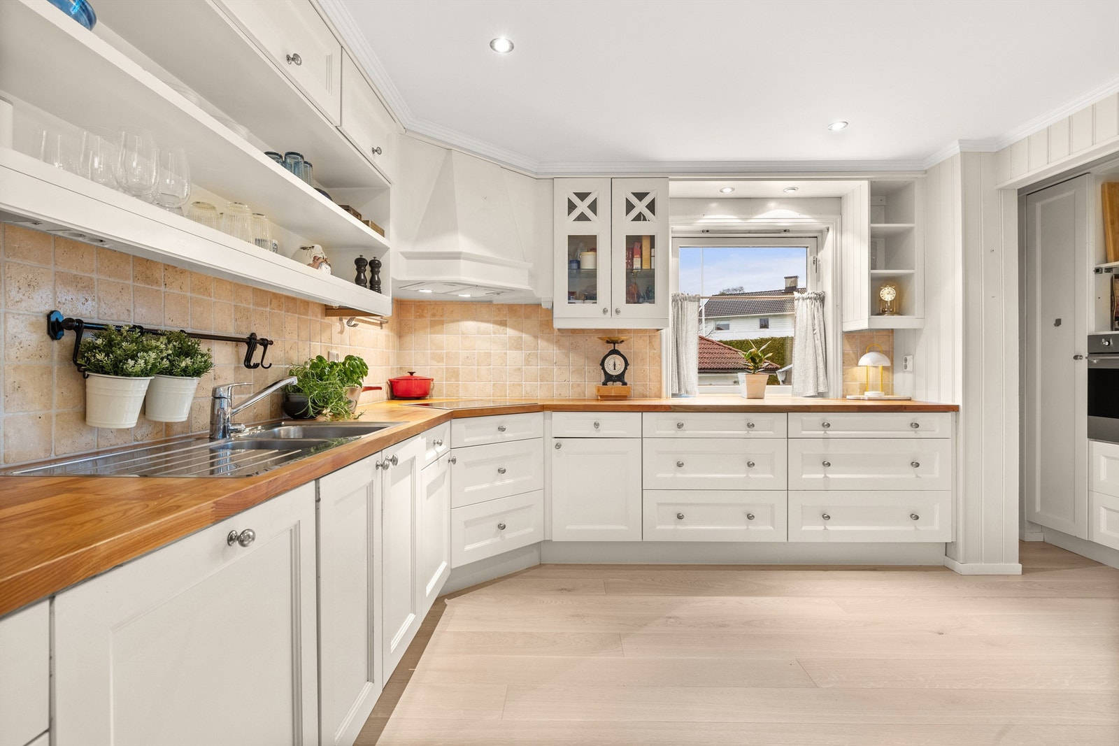 Pent kjøkken med god benk- og skapplass Galleribilde