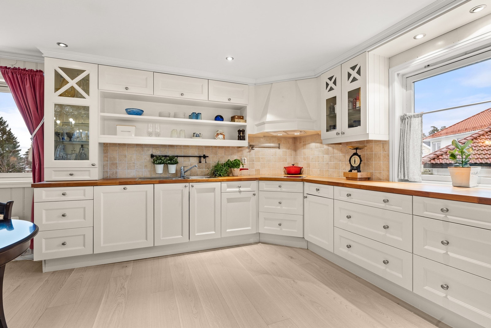 Gulvene er belagt med flotte en-stavs parkett gulv fra 2023. Store vinduer gir godt med lys. Downlights i taket Galleribilde