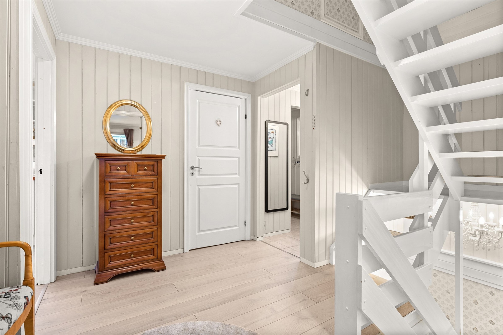 Romslig gang i 1. etasje Galleribilde