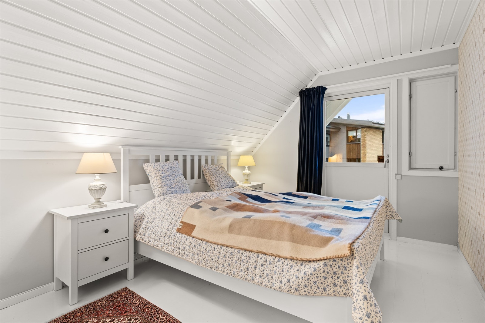 Hovedsoverom med utgang til vestvendt balkong Galleribilde