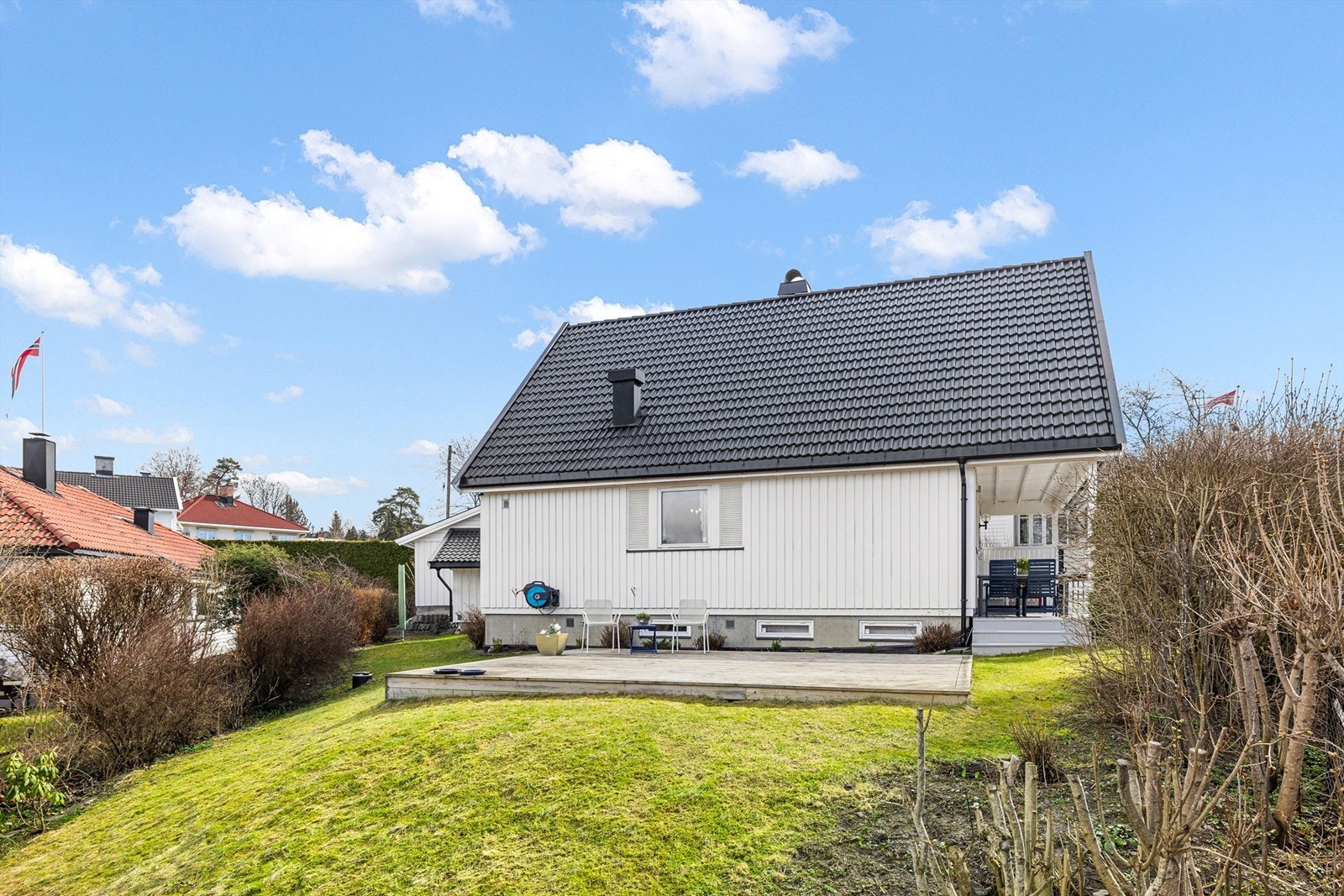 Eiet tomt på 876 kvm. som er pent opparbeidet med bl.a. gressplen, beplanting, busker, småtrær, markterrasser. Her er det god plass i til trampoline, spill, og lek: kort sagt god boltreplass for små og store i alle aldre Galleribilde