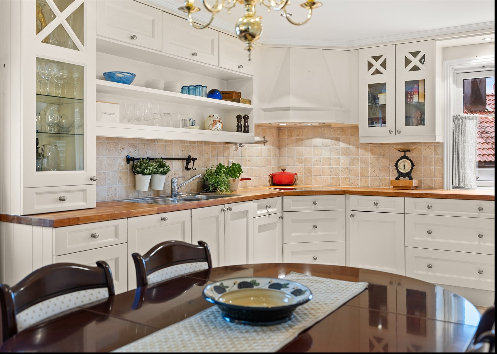 Kjøkkenet er utrustet med høy innredning som gir ekstra god skapplass Galleribilde