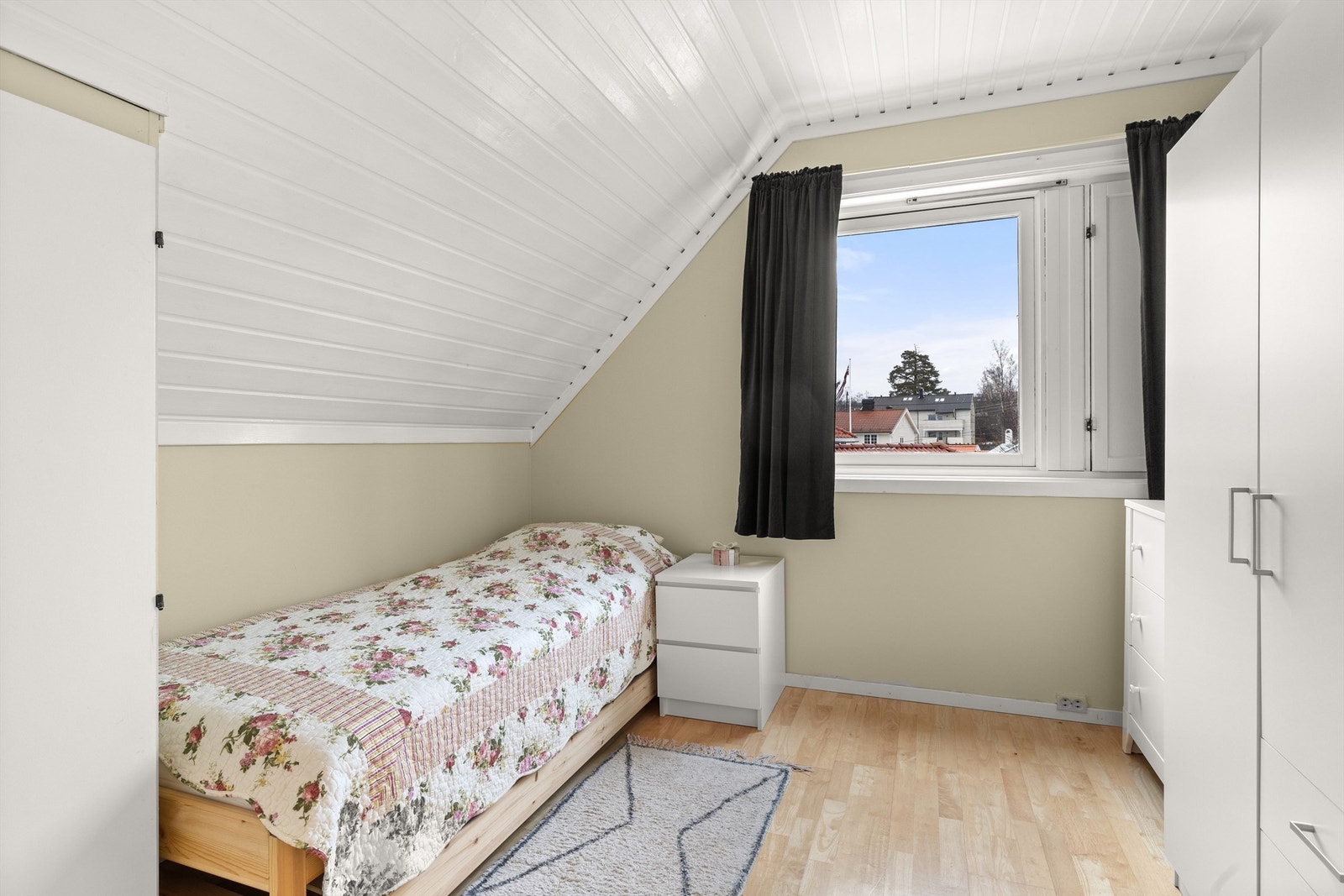 Soverom 3 av 3 med garderobeskap Galleribilde