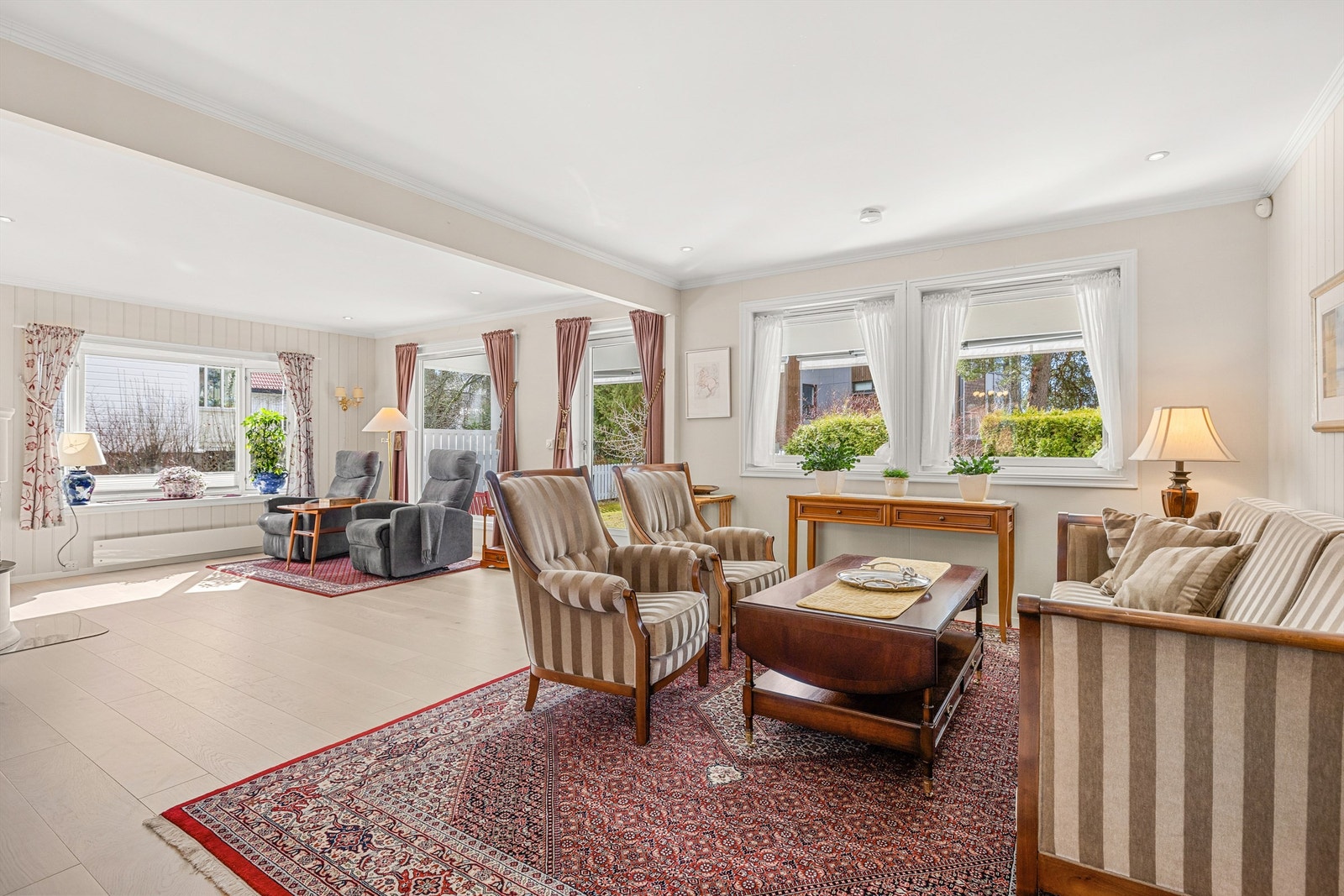 I stuen er det godt med plass til flere sittegrupper Galleribilde