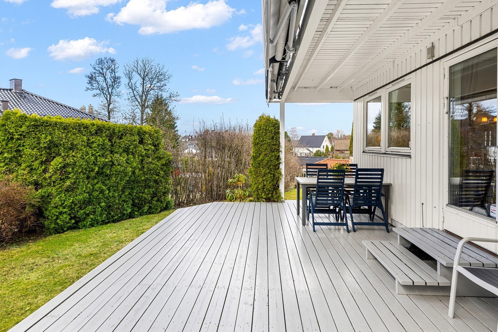 Terrassen ligger langs stuens bredde og blir en naturlig fortsettelse av det store innerommet. Her er god plass til å etablere flere sittegrupper, utekjøkken, lounge og grill. Markise, belysning og strømkontakt på vegg Galleribilde