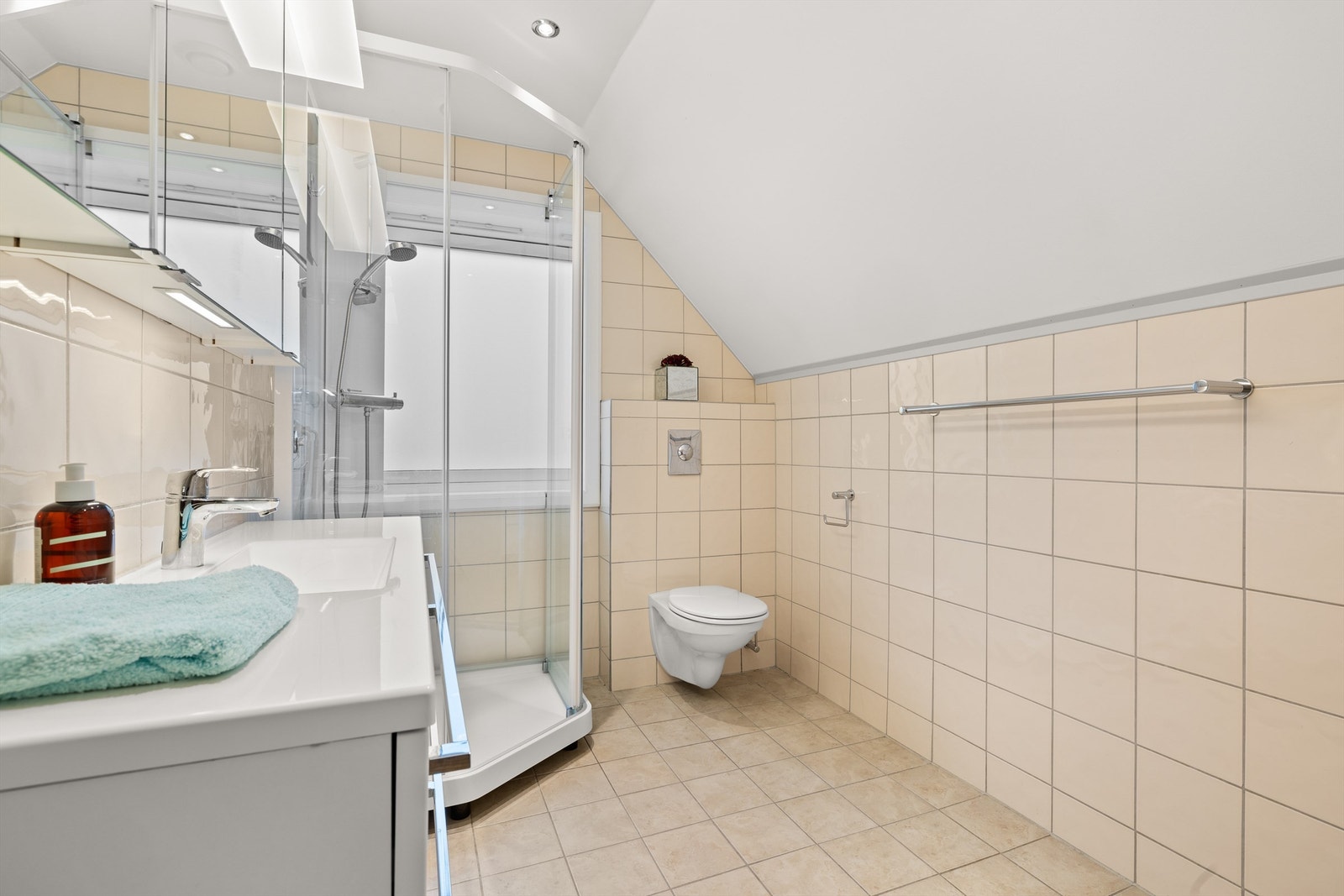 I praktisk tilknytning til soverommene ligger ett av husets baderom. Badet ble pusset opp i 2005, oppgradert med ny servantinnredning i 2017, og nytt dusjkabinett og armatur til servant i 2023 Galleribilde