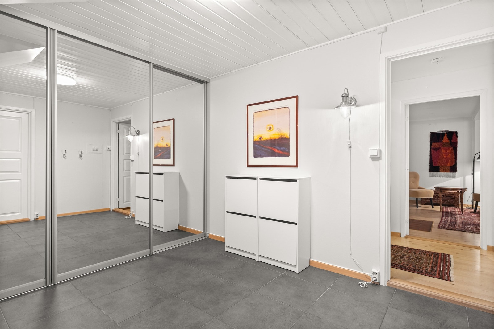 Gangen i underetasjen er utrustet med romslig skyvedørsgarderobe på ca. 2.81m Galleribilde
