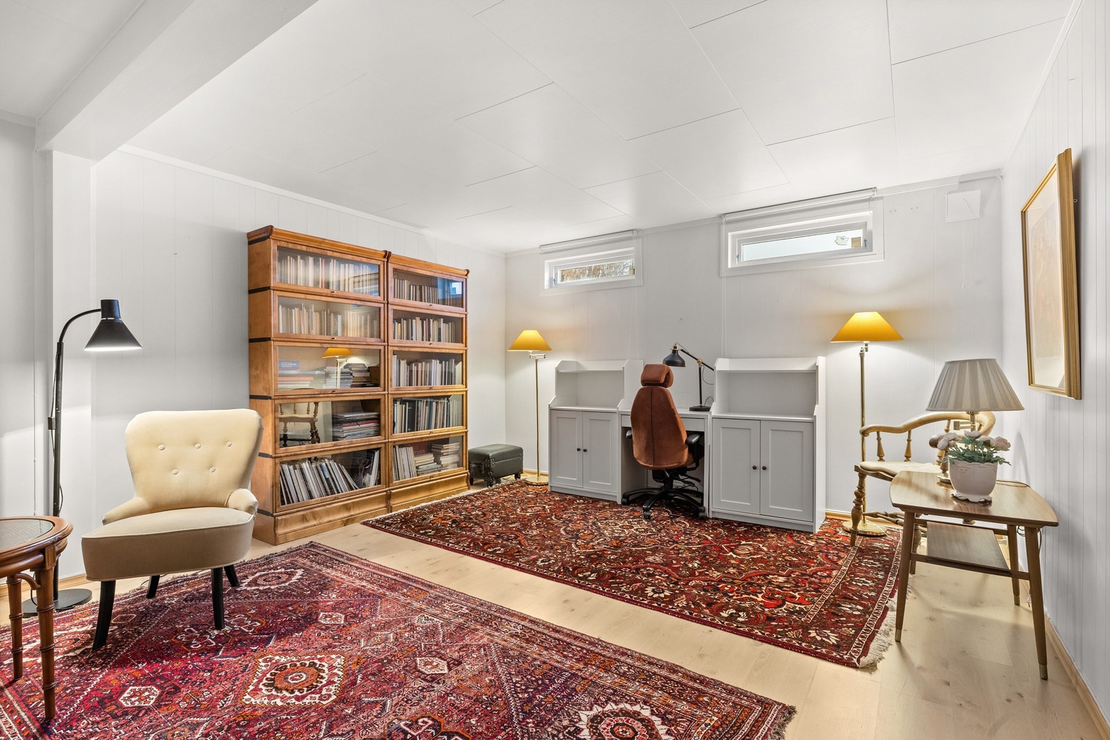 Stor kjellerstue på 21 kvm. med varme i gulv. Dog rommet ikke er godkjent til varig opphold kan det fungere utmerket som en ungdomshule, lekerom, bibliotek, hjemmekino/TV-stue eller musikkrom Galleribilde