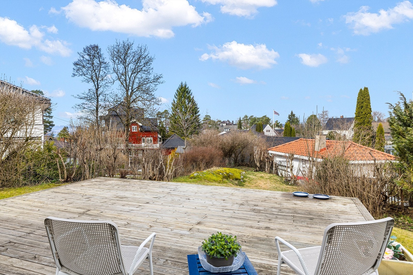 Hyggelig og romslig uteplass også på vestsiden av boligen Galleribilde