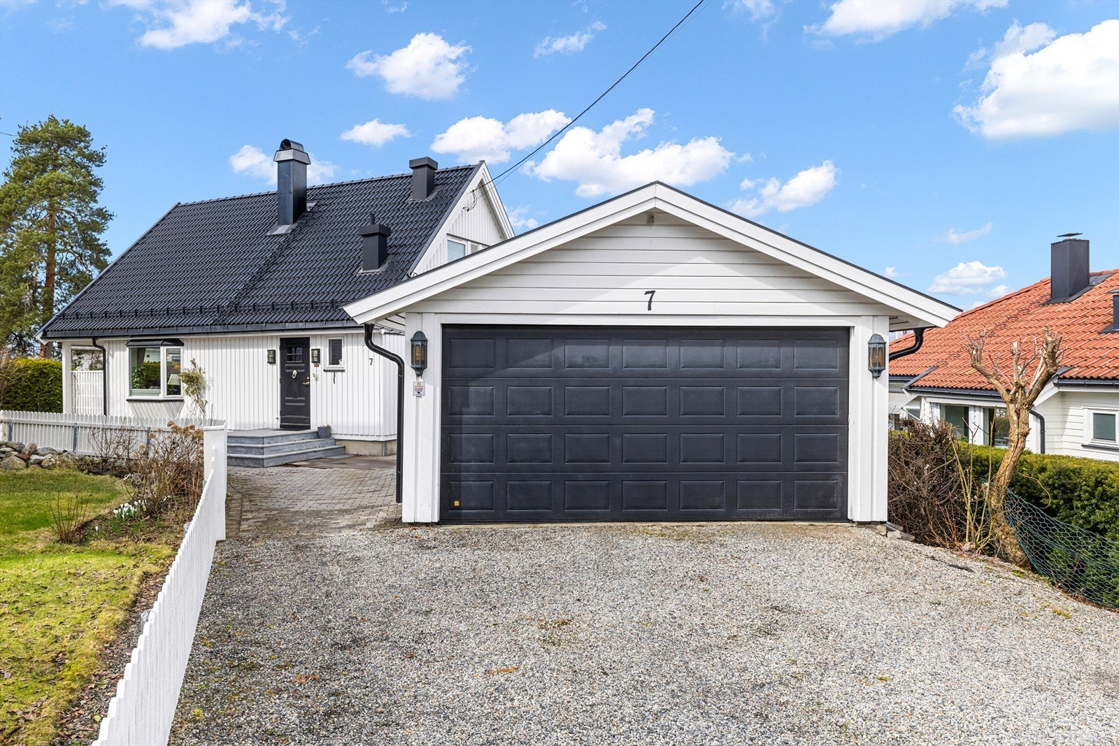 Flott beliggende enebolig med dobbel garasje, stor gårdsplass og romslig hage Galleribilde