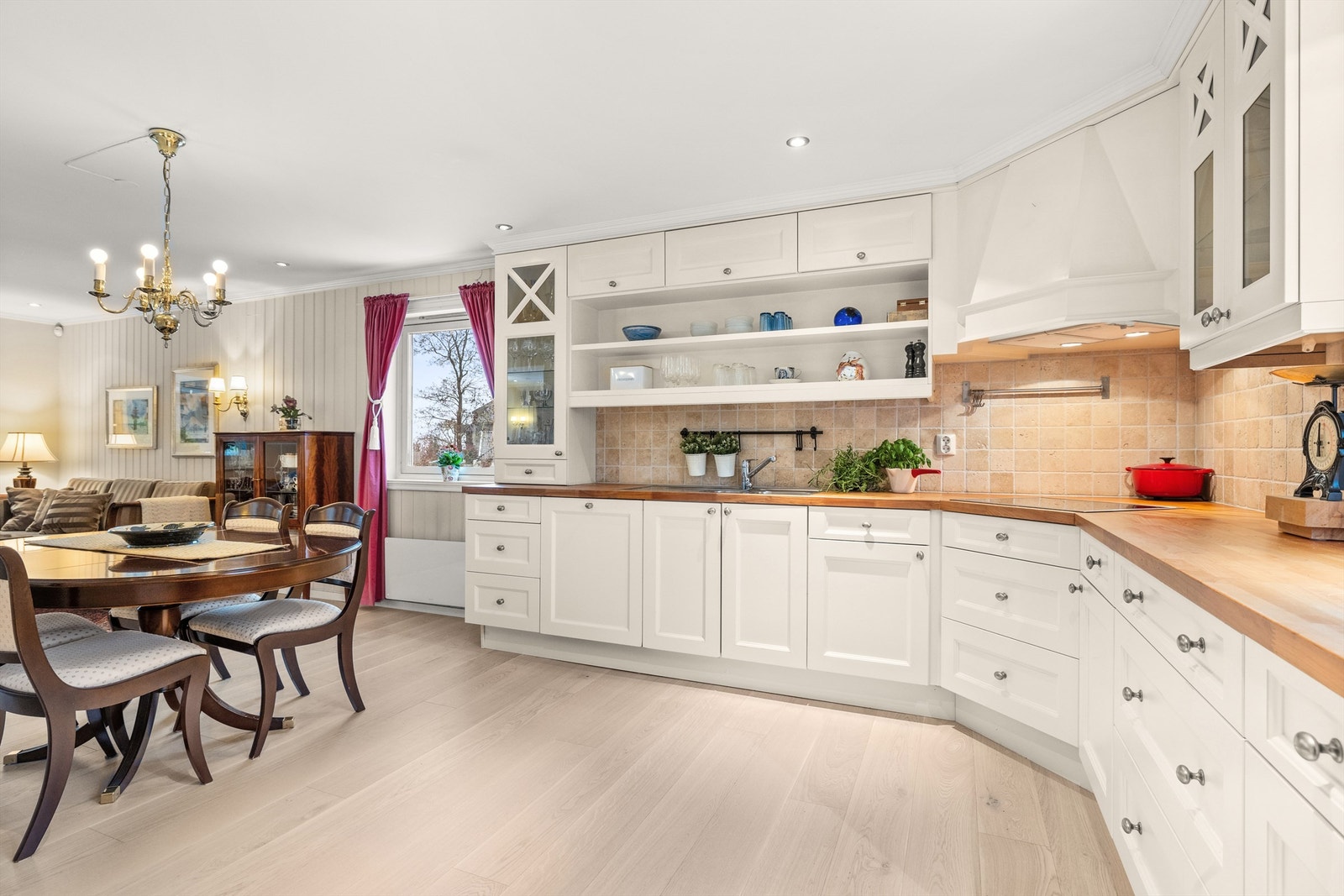 Lyst og hyggelig kjøkken som ligger i åpen løsning til spisestue og stue Galleribilde