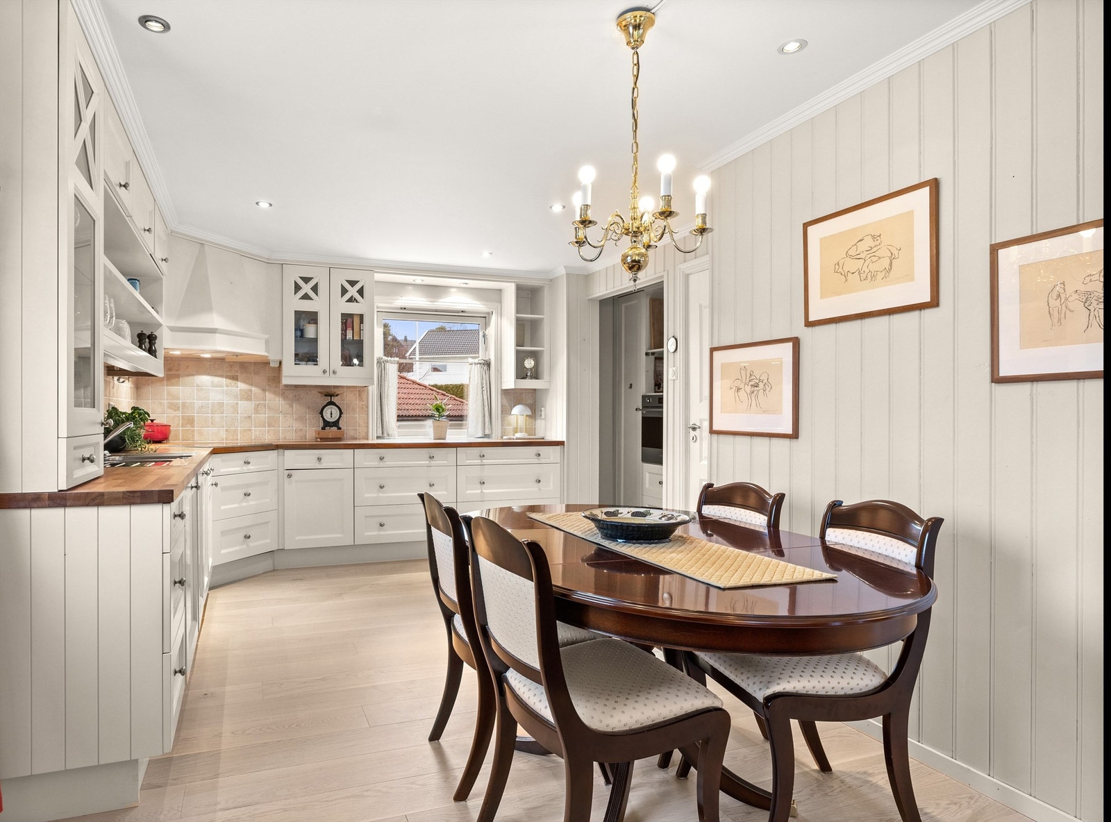 Lunt, hyggelig og praktisk kjøkken fra 2006 med profilerte lyse fronter, og benkeplate av heltre. Effektivt innredet med behagelige farger og tidløs design har dette kjøkkenet alt innenfor rekkevidde for ivrige hobbykokker i alle aldre Galleribilde