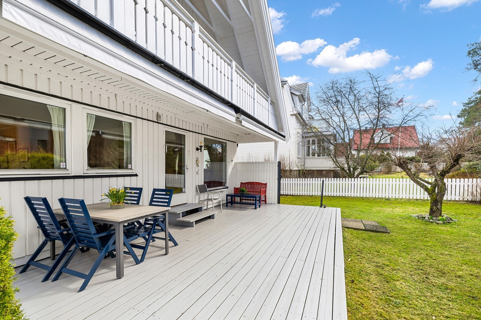 Utgang fra stue til solrik terrasse og hage Galleribilde