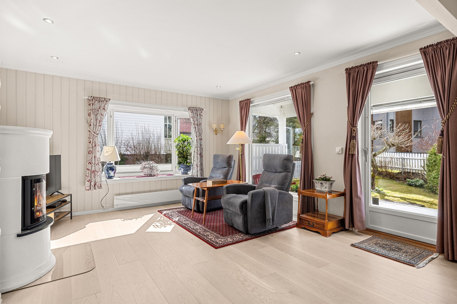 Stue med utgang til solrik og delvis overbygget terrasse Galleribilde