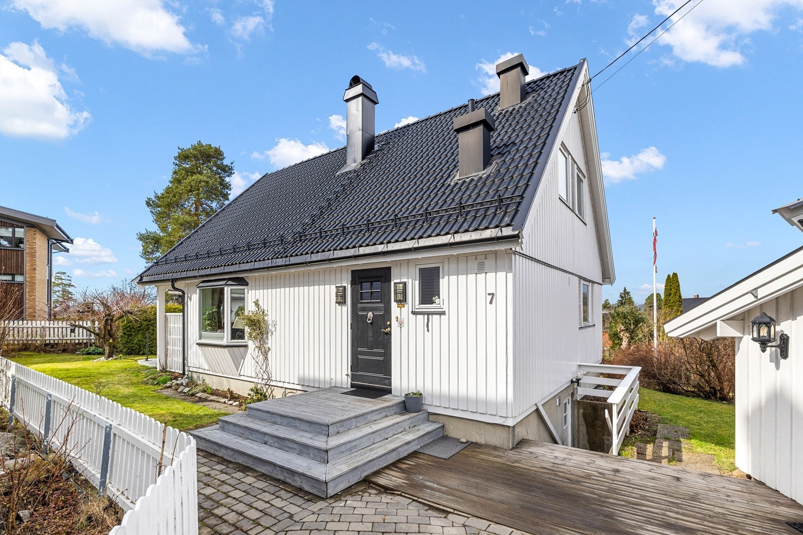 Kastellbakken 7 har en solrik og flott beliggenhet, innerst i en liten privat stikkvei, i et særdeles barnevennlig villaområde, godt tilbaketrukket og skjermet fra alt av veier og trafikk Galleribilde