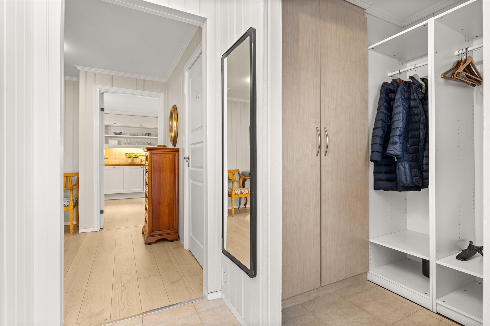 Hyggelig entré med fliser, samt god plass til oppheng av ytterjakker i garderobeskap Galleribilde