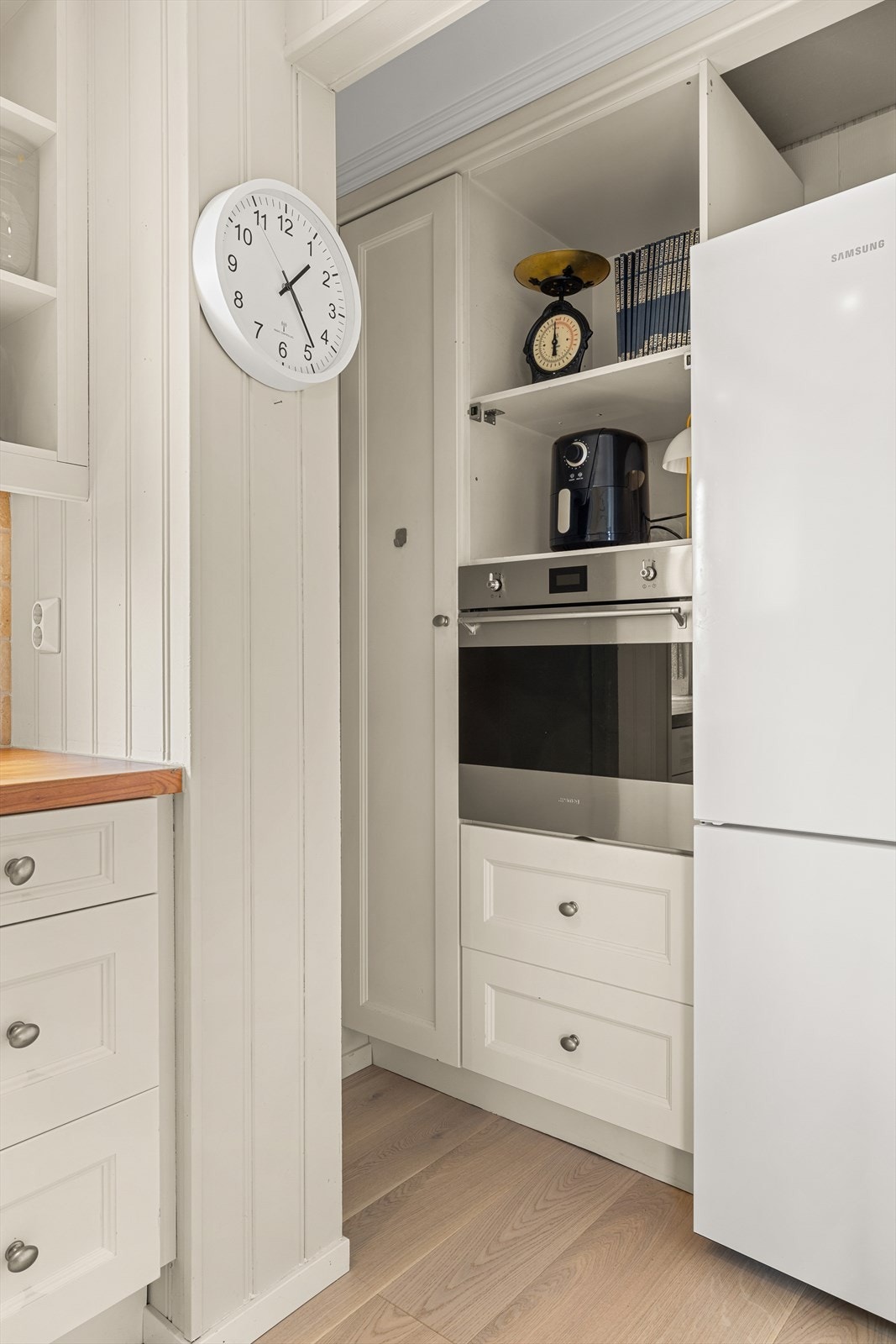 Integrerte hvitevarer inkluderer: oppvaskmaskin, platetopp, Smeg stekeovn Galleribilde