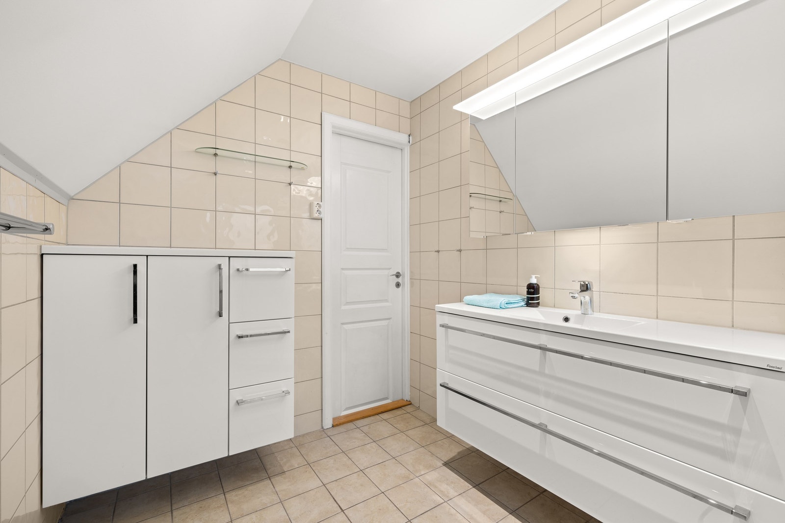 Det er varme i gulv, og downlights i tak Galleribilde