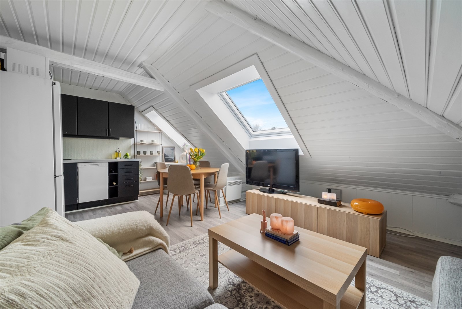 Selger har et ønske om at sofaen skal medfølge på salget. Galleribilde