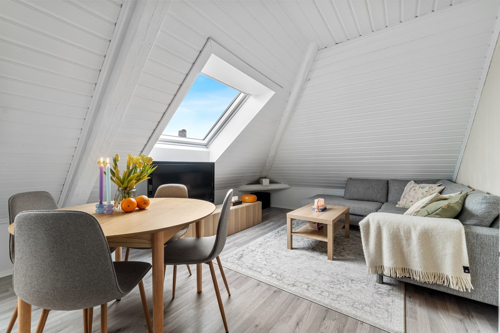 Velkommen til Kirkegata 57 A - en koselig og usjenert 2-roms loftsleilighet. Galleribilde