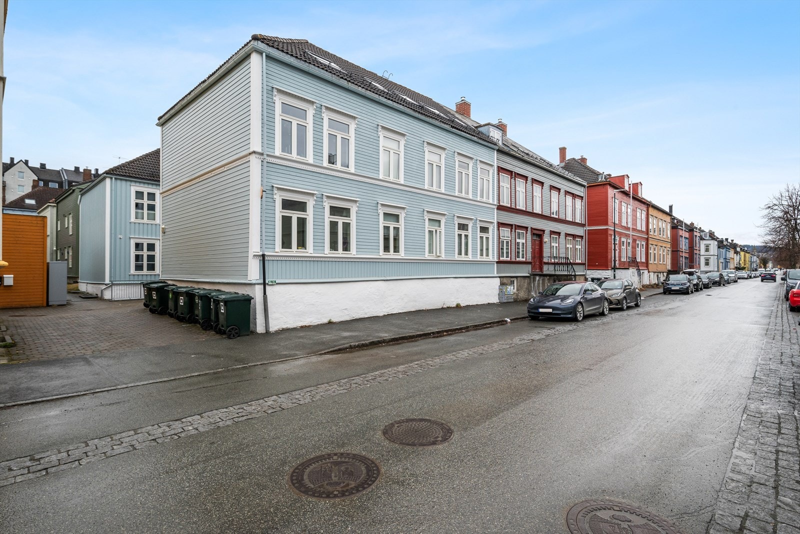 Det er soneparkering i gaten rett utenfor bygget. Galleribilde