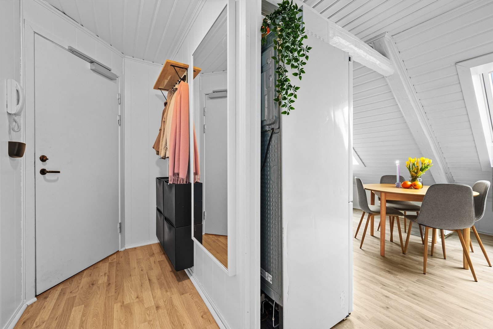 Entrémøblement og speil ønskes solgt med leiligheten. Galleribilde