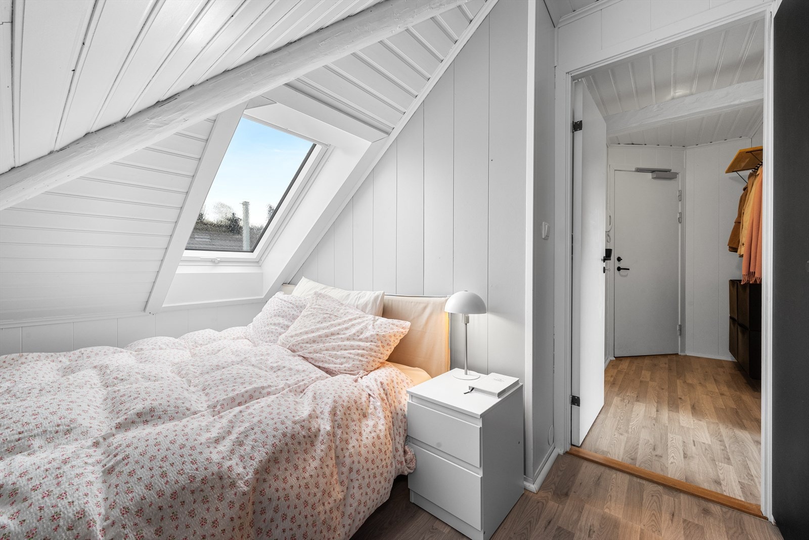 Under skråhimlingen på rommet er det god plass til seng, så her kan man ligge å titte ut på stjernehimmelen. Galleribilde