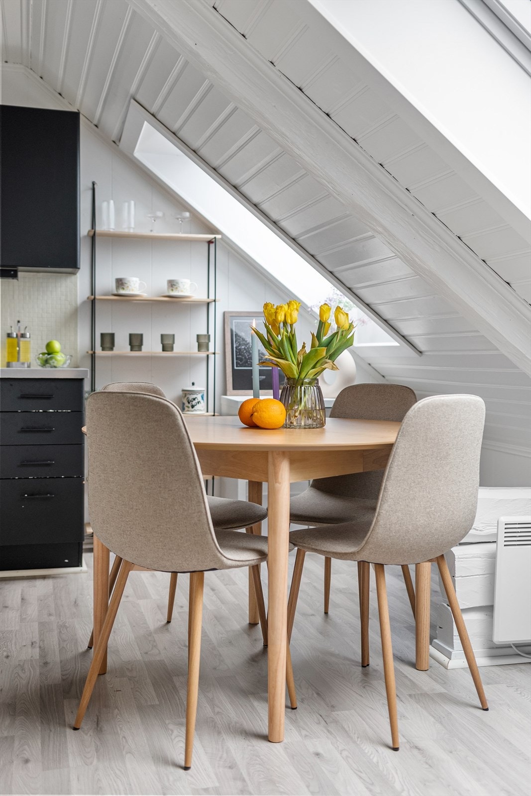 For lagring har leiligheten en kjellerbod på 3 kvm en bod i tredje etasje som deles med naboleiligheten. Galleribilde