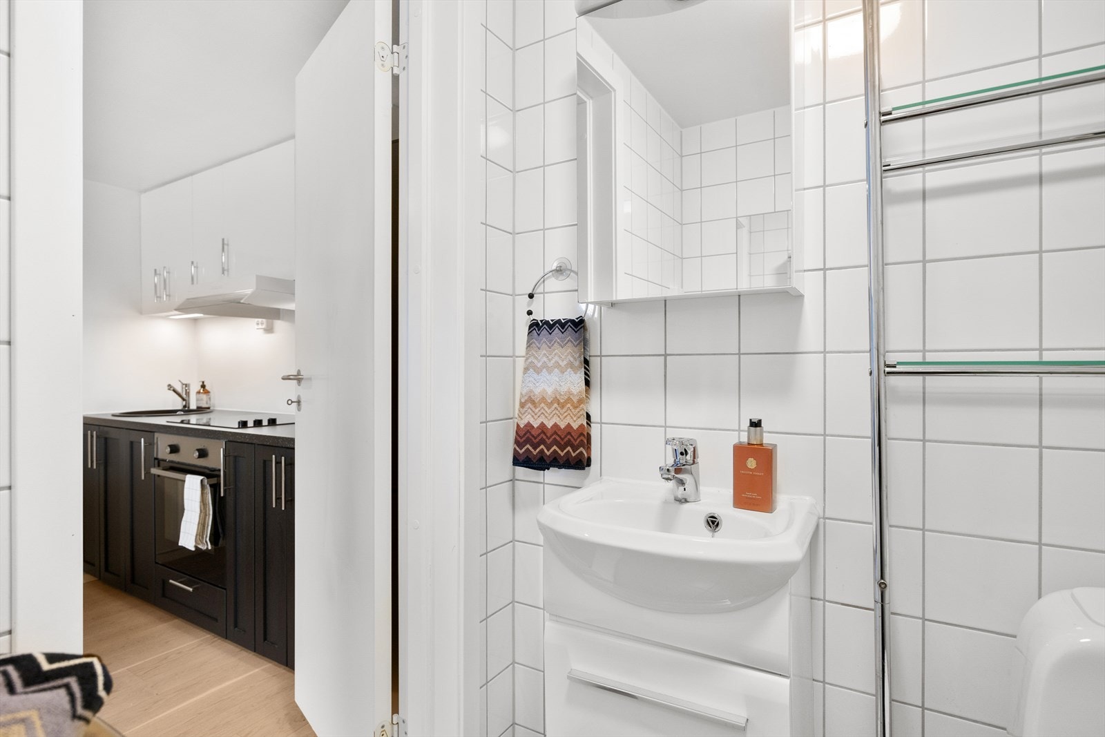 Badet består av wc, dusjplass med inn-utadslående dusjvegger og servant med ettgreps blandebatteri i innredning. Galleribilde