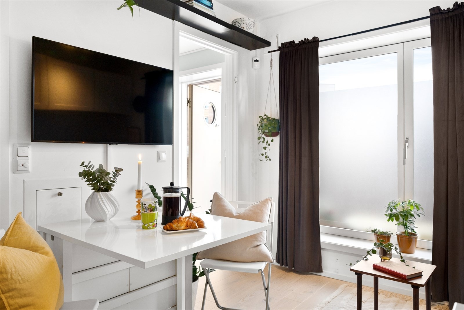 De store vindusflatene sørger for rikelig med lysinslipp. Galleribilde