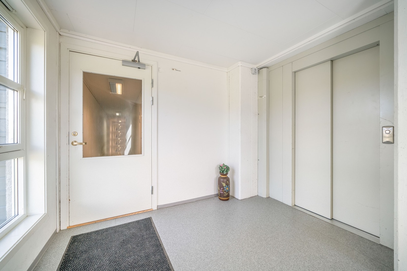 Heisen ligger rett ved inngangen til leiligheten. Galleribilde