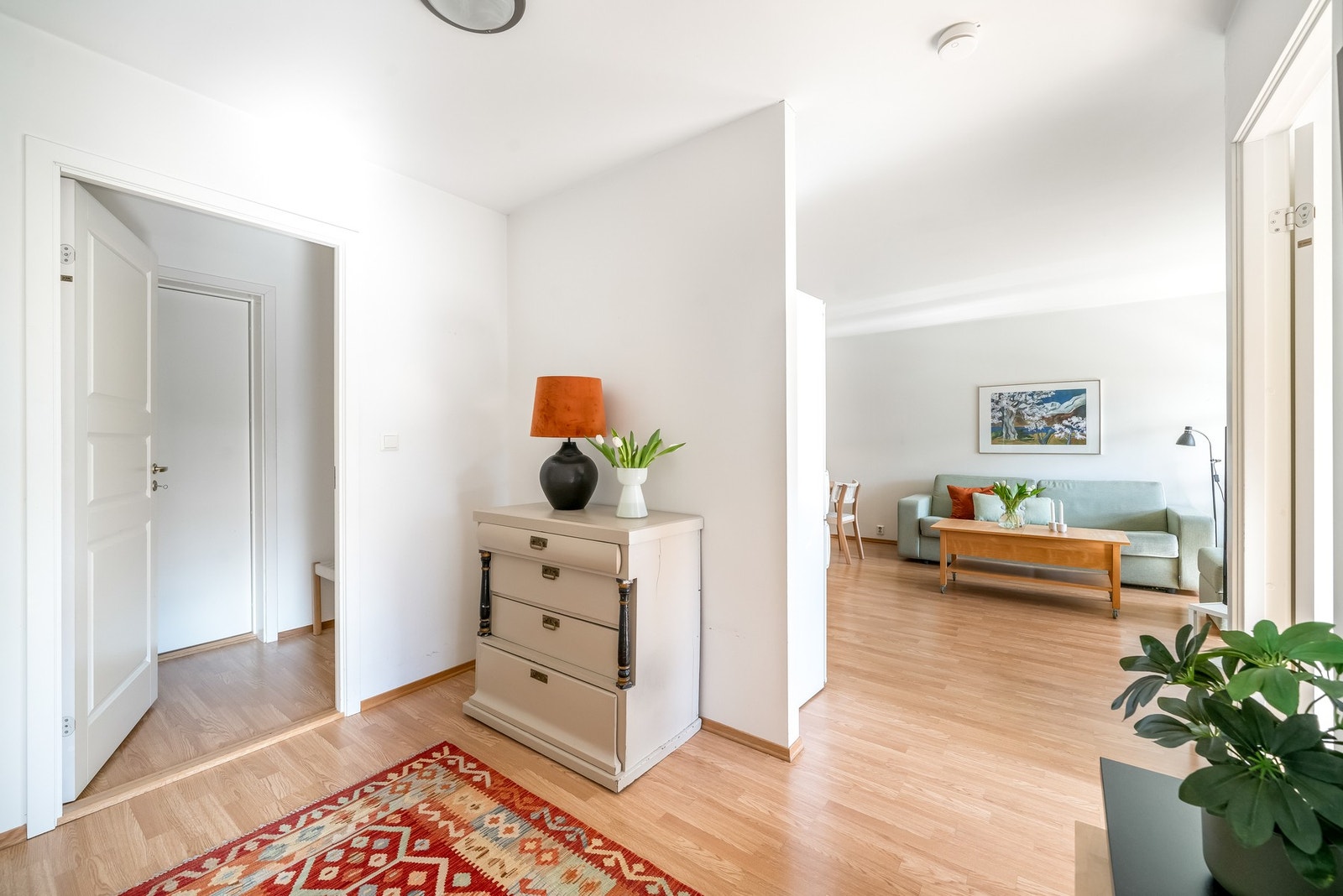 Romslig gang og inngangsparti, med god plass til å henge fra seg yttertøy. Galleribilde