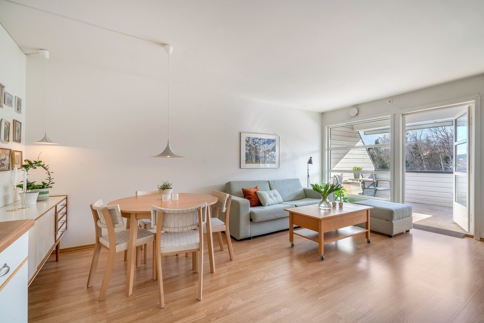 Stua er lys og lekker, med hvitmalt himling og vegger. Galleribilde