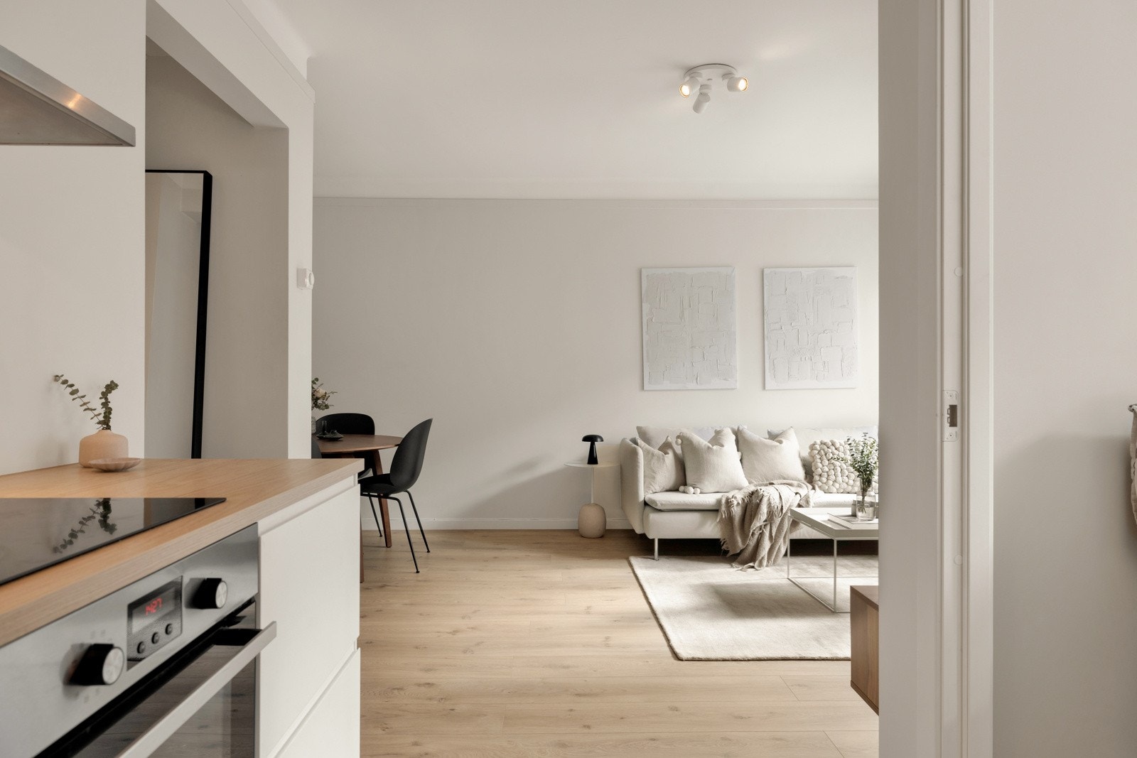 Åpen stue kjøkken løsning som gjør det til en sosial tilnærming å lage mat Galleribilde