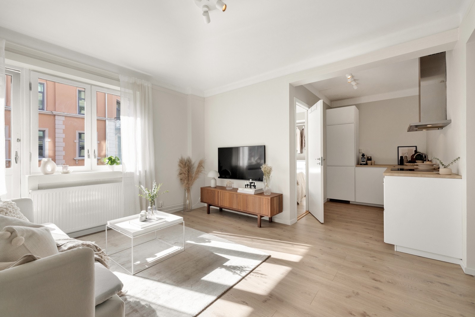 Stuen har god plass til sofagruppe med naturlig avstand til TV-seksjon Galleribilde