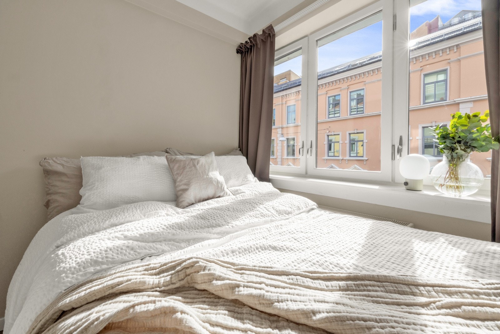 Store vindusflater som ligger på høyde med sengen slik at du får utsikt fra sengen Galleribilde